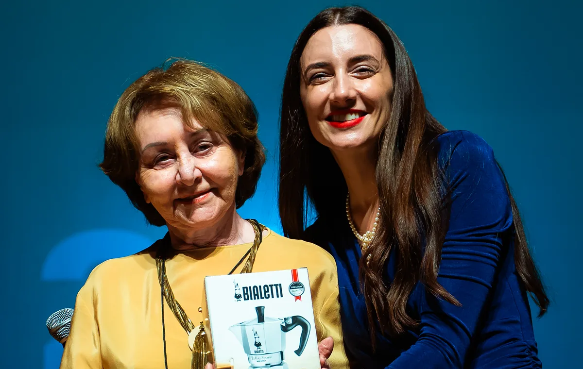 Alunos com o livro Viver à Italiana na sessão de autógrafos
