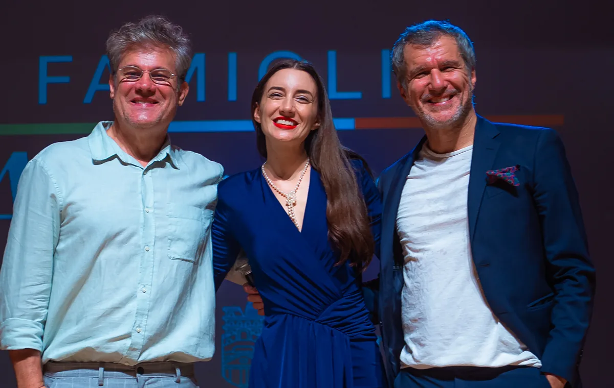 Giulia Nardini com convidados no jantar da comunidade