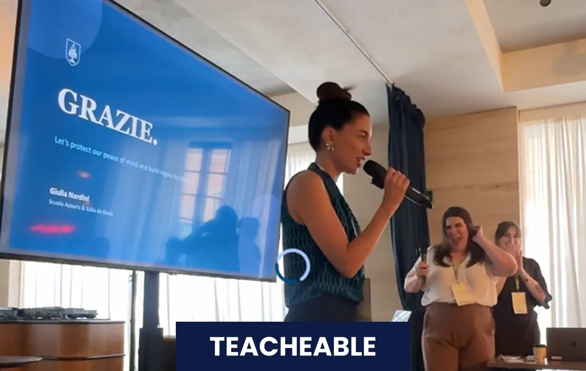 Giulia Nardini palestrando em evento da Teachable